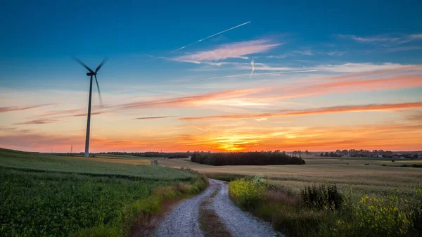 令人惊叹的黄昏与风力涡轮机作为替代能源 — 图库照片