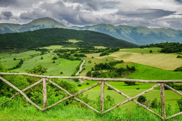 Vacker utsikt över bergen i Umbrien på sommaren, Italien — Stockfoto