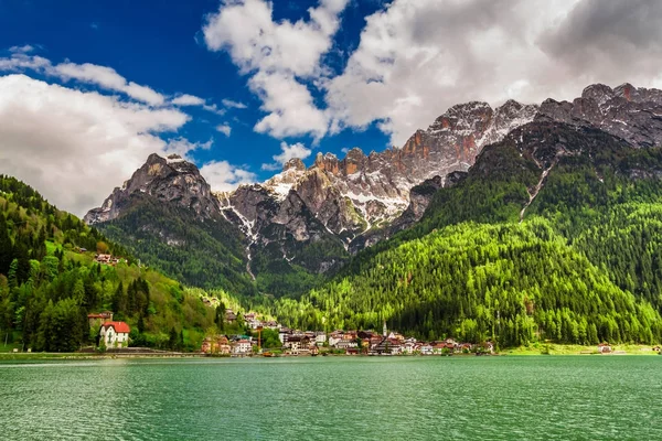 Maravilhosa pequena cidade junto ao lago em Dolomites — Fotografia de Stock