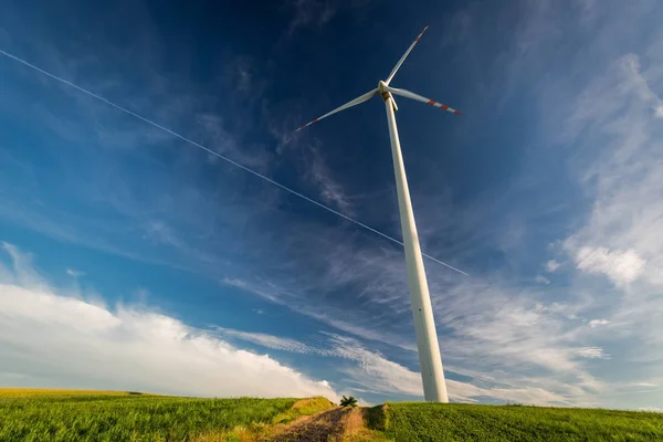 Turbinas eólicas ecológicas em um prado como energia alternativa — Fotografia de Stock