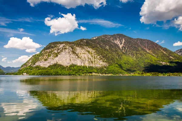 Lago de montaña en los Alpes en verano, Austria, Europa — Foto de Stock