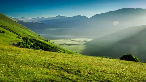 美丽的日出，在翁布里亚，意大利，欧洲 Castelluccio — 图库照片