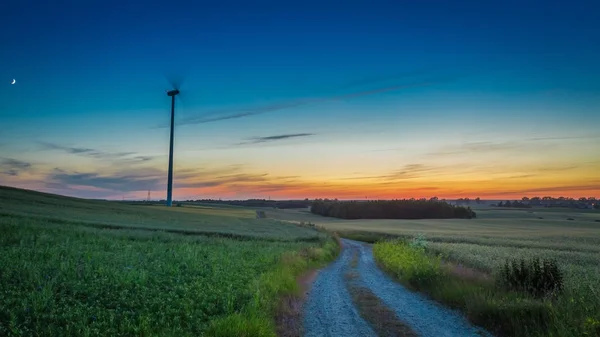 Maravilhoso crepúsculo com turbinas eólicas como energia alternativa — Fotografia de Stock