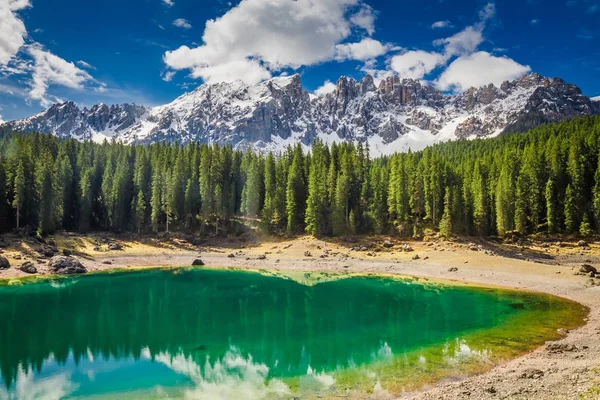 Wspaniałe górskie Jezioro Carezza w Dolomity, Włochy, Europa — Zdjęcie stockowe