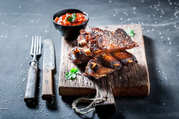 Pittige geroosterde ribben met groenten en aardappel — Stockfoto