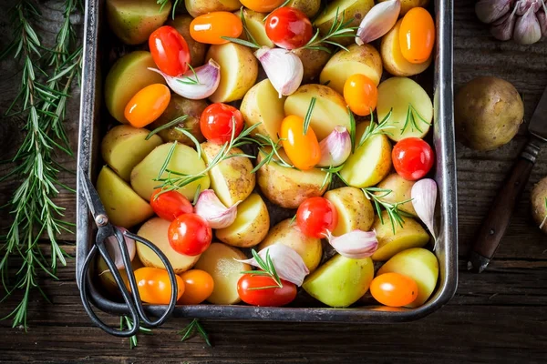 토마토, 마늘과 로즈마리 구운된 맛 있는 감자에 대 한 준비 — 스톡 사진