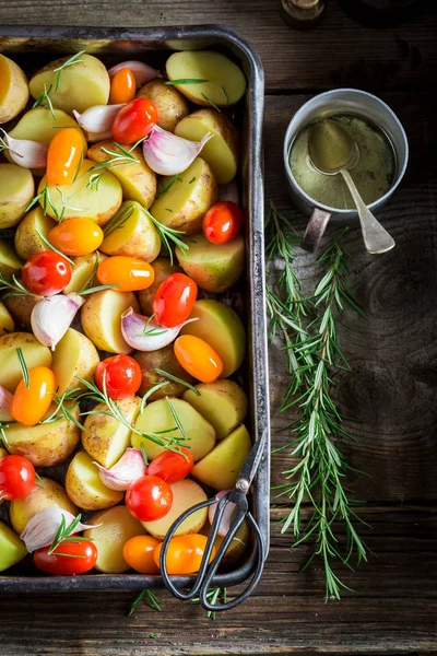 마늘, 로즈마리, 토마토와 구운된 맛 있는 감자에 대 한 준비 — 스톡 사진