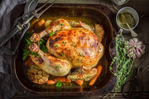 Crispy roasted chicken with thyme and garlic — Stock Photo, Image