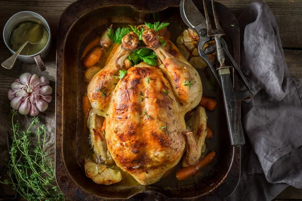 Νόστιμο κοτόπουλο στη σχάρα με θυμάρι και σκόρδο — Φωτογραφία Αρχείου