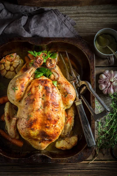 Νόστιμο ψητό κοτόπουλο με μπαχαρικά και λαχανικά — Φωτογραφία Αρχείου