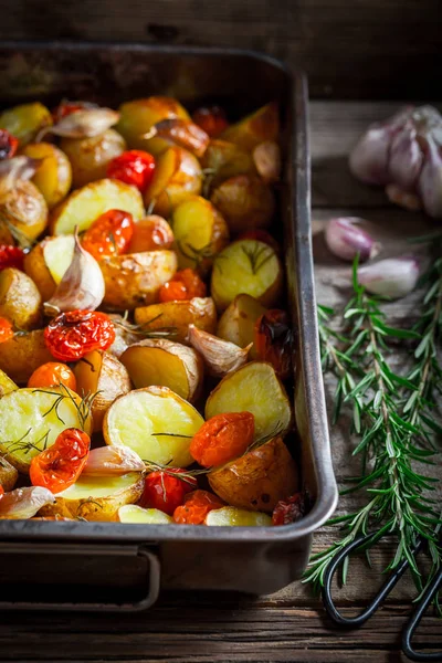 Leckere Bratkartoffeln mit Knoblauch, Tomate und Rosmarin — Stockfoto