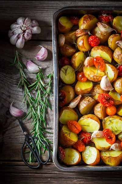 Lezzetli kızarmış patates domates, tuz ve sarımsak ile — Stok fotoğraf