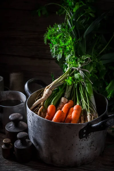 Příprava na domácí veganské polévky s mrkev, petržel a pórek — Stock fotografie