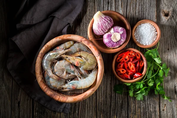 Ingredientes para camarão saboroso e doce em tigela de madeira — Fotografia de Stock