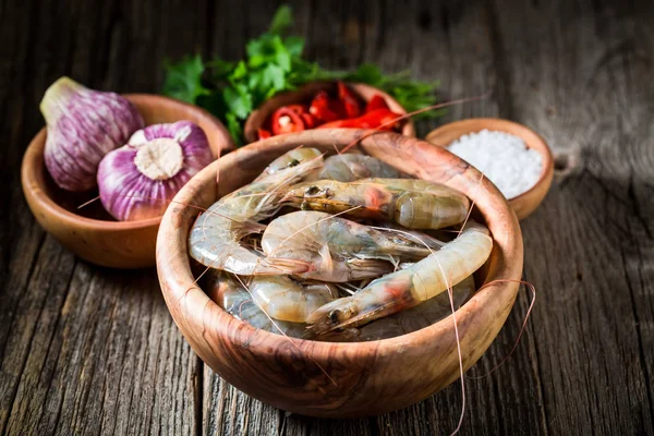 Ingredientes para camarão caseiro e fresco em tigela de madeira — Fotografia de Stock