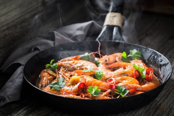 Наслаждайтесь креветками на сковороде с петрушкой и чесноком — стоковое фото