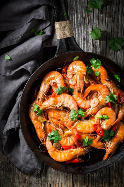 Tasty shrimps on pan with garlic, coriander and peppers — Stock Photo, Image