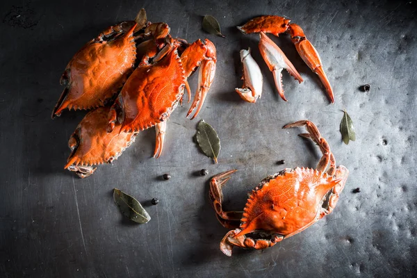 Preparation for fresh crab with allspice and bay leaf — Stock Photo, Image