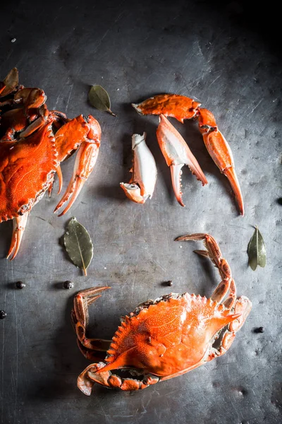 Ingredients for fresh crab with allspice and bay leaf — Stock Photo, Image