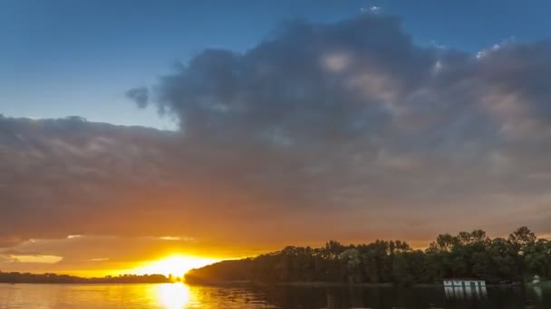 Закат над озером летом, таймлайн, 4К — стоковое видео