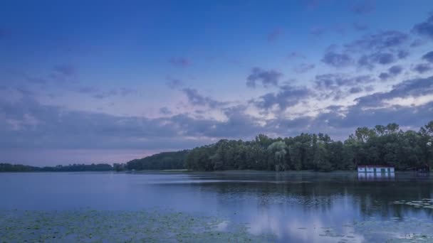 Krásné puzzle sunrise v létě jezero, timelapse, 4k — Stock video