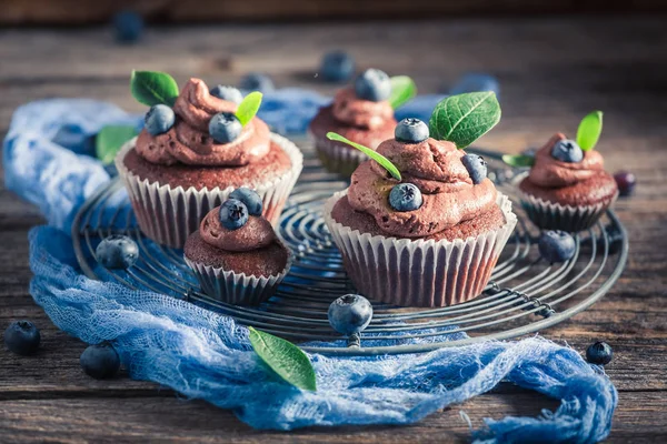 Tasty chocolate muffin with fresh blueberries and cream — Stock Photo, Image