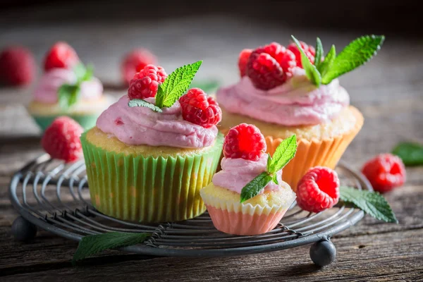 奶油水果甜树莓蛋糕 — 图库照片