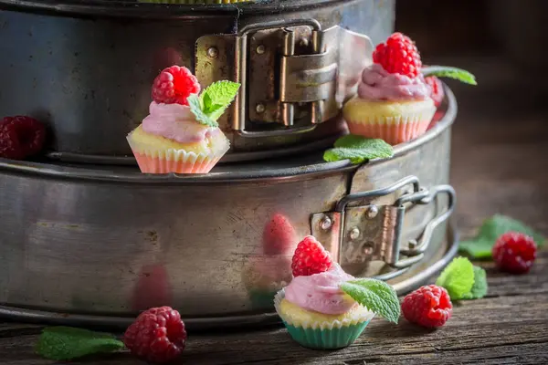 Tasty raspberry muffin with berries and pink cream — Stock Photo, Image