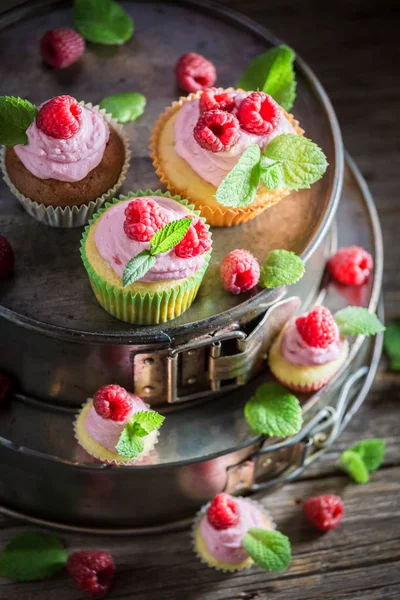 Delicious raspberry muffin made of cream and fruits — Stock Photo, Image