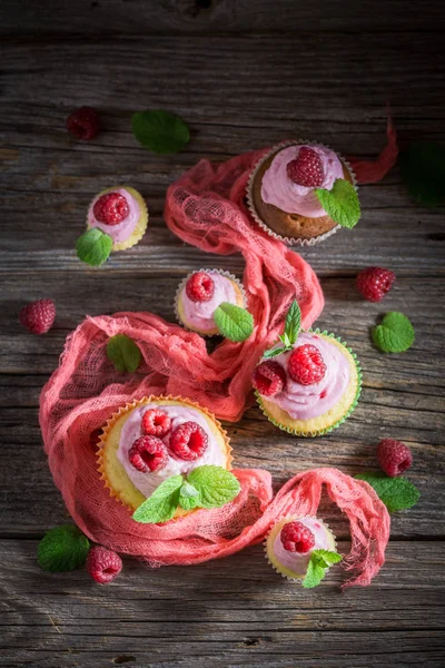 Sweet raspberry cupcake with berries and pink cream — Stock Photo, Image