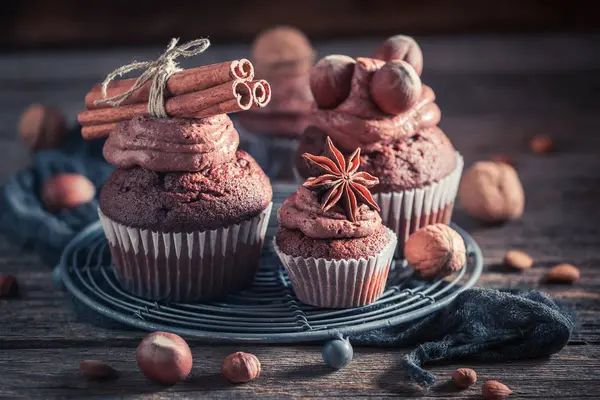 Lekkere chocolade cupcake gemaakt van room en noten — Stockfoto