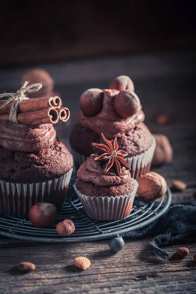 Świeży ciastko czekoladowe z orzechami i kremem brązowy — Zdjęcie stockowe