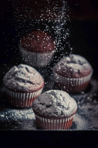 Delicioso y casero muffin de chocolate en una vieja bandeja para hornear —  Fotos de Stock