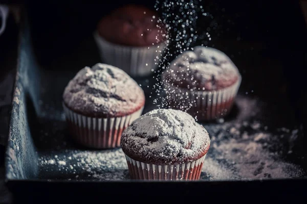 Świeże i smaczne muffin czekolady na stary blachę — Zdjęcie stockowe