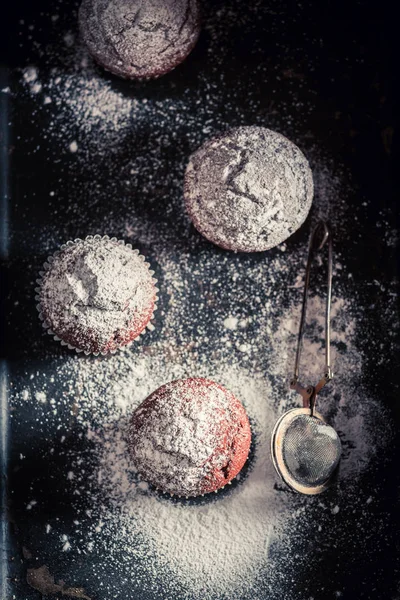 Välsmakande och söta choklad muffin på en gammal bakplåt — Stockfoto