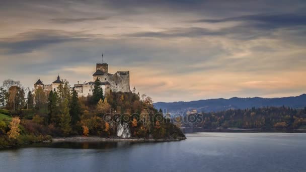 Закат в замке Федзица на озере осенью, Польша, Timelapse — стоковое видео