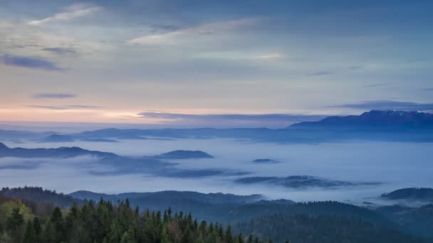 Vloeiende wolken in het Tatragebergte bij zonsopgang, Polen, Timelapse — Stockvideo