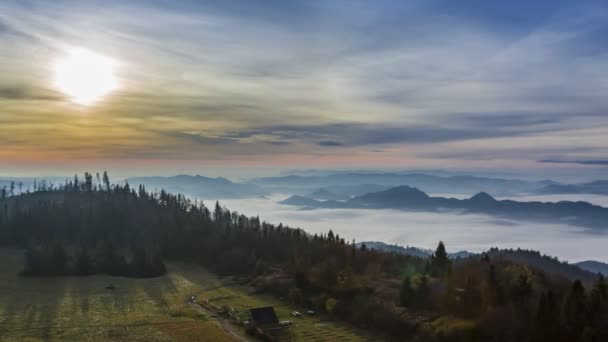 美丽的日出在 Tatra 山脉与流动的云彩, 波兰, 时差 — 图库视频影像