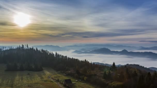 Prachtige zonsopgang in de Tatra bergen met vloeiende wolken, Polen, Timelapse — Stockvideo