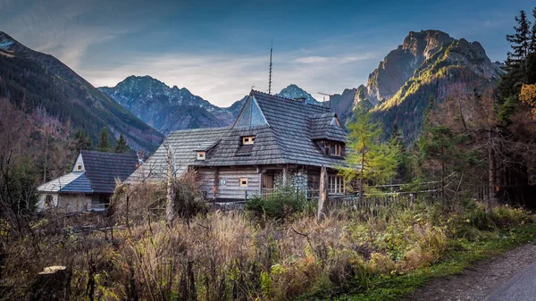 Mały domek w środku gór jesienią — Zdjęcie stockowe