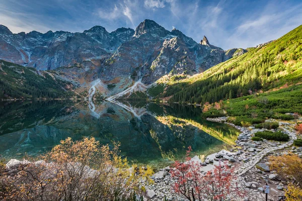 冷たい秋の日の出タトラ山脈の湖 — ストック写真