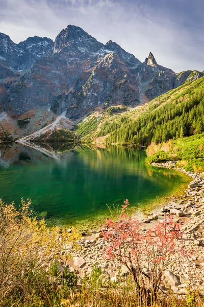Maravilloso amanecer en el lago en las montañas Tatra en otoño —  Fotos de Stock
