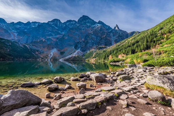 Cold dusk at pond in the Tatra Mountains in autumn — Stock Photo, Image