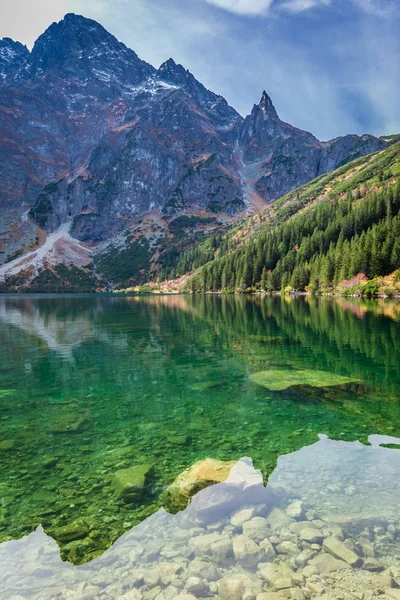 Colorido atardecer en el estanque en las montañas Tatra en otoño —  Fotos de Stock