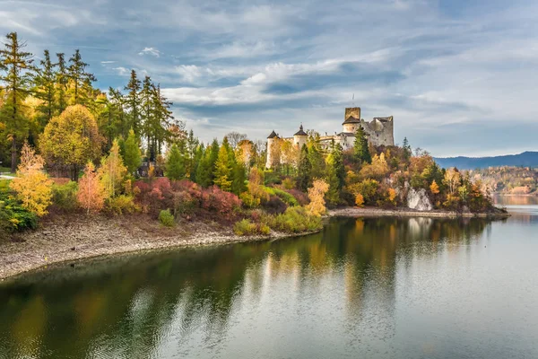 Belo castelo junto ao lago ao entardecer no outono — Fotografia de Stock