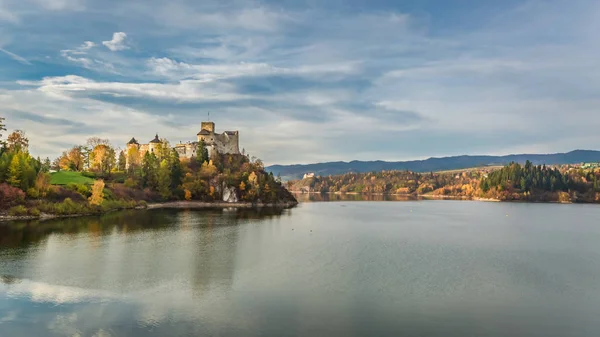 Εντυπωσιακό κάστρο δίπλα στη λίμνη το σούρουπο το φθινόπωρο — Φωτογραφία Αρχείου