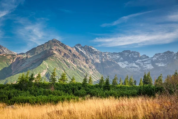 Maravilhoso pôr do sol no vale da montanha, Tatras no outono — Fotografia de Stock