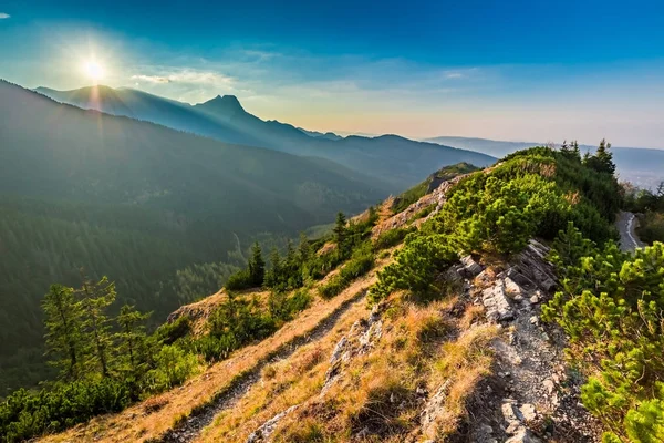 Maravilloso atardecer en las montañas de Tatra desde la cresta en Polonia — Foto de Stock