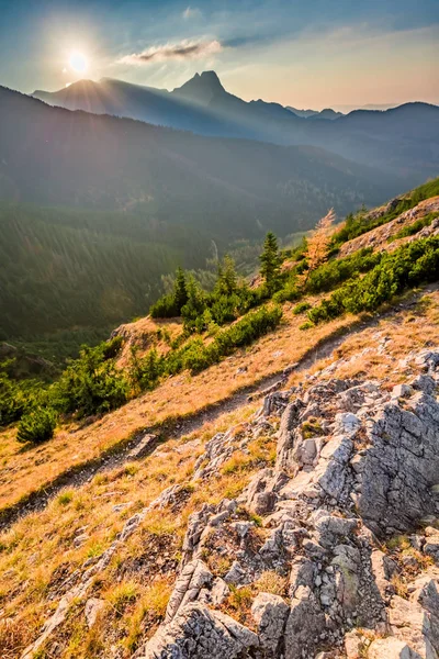 Matahari terbenam yang indah di pegunungan Tatra dari punggung bukit di musim gugur — Stok Foto