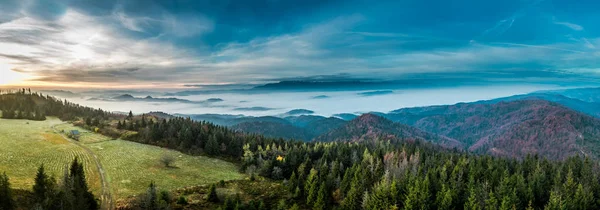 Underbar utsikt till Tatra vid soluppgången i höst — Stockfoto